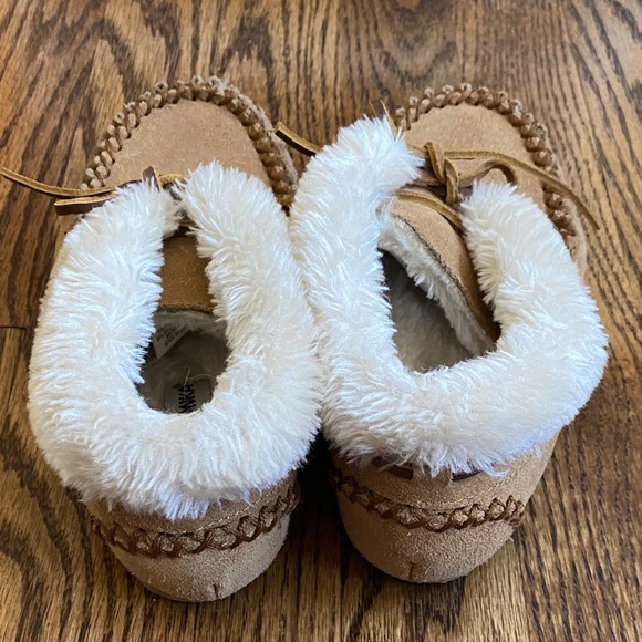 Kids Minnetonka Charley slippers, color cinnamon, size 1. Excellent condition - Picture 5 of 11